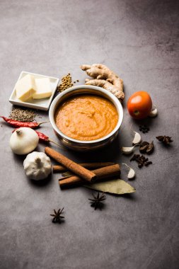 Paneer Butter Masala için Kuzey Hindistan temel köri ya da malzemelerle gösterilmiş tavuk makhanwala tarifi, bir kasede servis edilir. seçici odak
