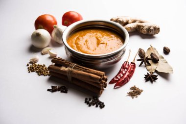 Paneer Butter Masala için Kuzey Hindistan temel köri ya da malzemelerle gösterilmiş tavuk makhanwala tarifi, bir kasede servis edilir. seçici odak