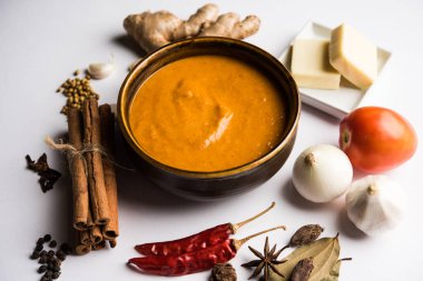 Paneer Butter Masala için Kuzey Hindistan temel köri ya da malzemelerle gösterilmiş tavuk makhanwala tarifi, bir kasede servis edilir. seçici odak