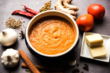Paneer Butter Masala için Kuzey Hindistan temel köri ya da malzemelerle gösterilmiş tavuk makhanwala tarifi, bir kasede servis edilir. seçici odak