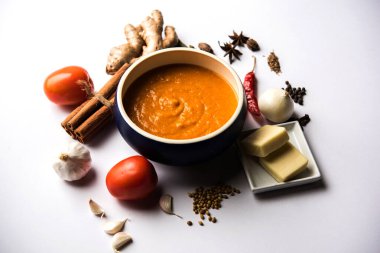 Paneer Butter Masala için Kuzey Hindistan temel köri ya da malzemelerle gösterilmiş tavuk makhanwala tarifi, bir kasede servis edilir. seçici odak