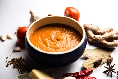 Paneer Butter Masala için Kuzey Hindistan temel köri ya da malzemelerle gösterilmiş tavuk makhanwala tarifi, bir kasede servis edilir. seçici odak