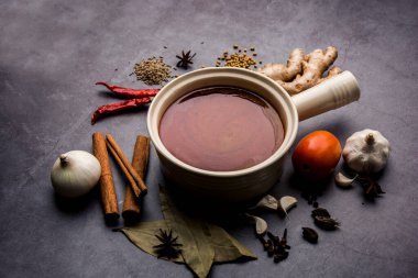 Kuzey Hindistan baharatlı köri ya da sebze, tavuk ya da malzemeyle gösterilen koyun tarifi için masala bir kasede servis edilir. seçici odak