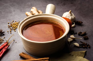 Kuzey Hindistan baharatlı köri ya da sebze, tavuk ya da malzemeyle gösterilen koyun tarifi için masala bir kasede servis edilir. seçici odak