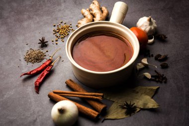 Kuzey Hindistan baharatlı köri ya da sebze, tavuk ya da malzemeyle gösterilen koyun tarifi için masala bir kasede servis edilir. seçici odak