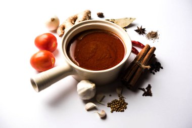 Kuzey Hindistan baharatlı köri ya da sebze, tavuk ya da malzemeyle gösterilen koyun tarifi için masala bir kasede servis edilir. seçici odak