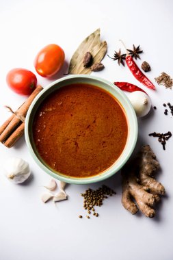 Kuzey Hindistan baharatlı köri ya da sebze, tavuk ya da malzemeyle gösterilen koyun tarifi için masala bir kasede servis edilir. seçici odak