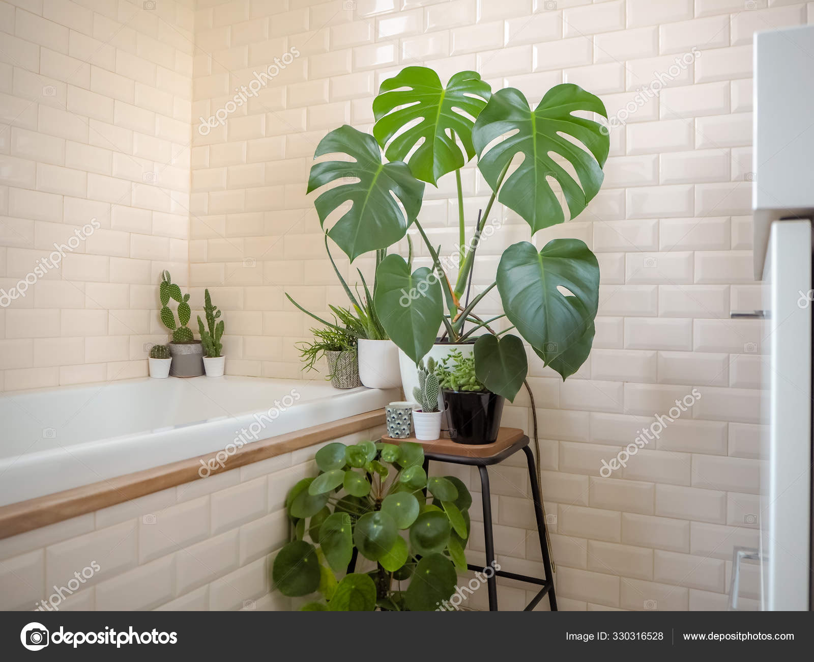 Kleines helles Badezimmer mit U-Bahn-Fliesen und einer großen Vielfalt