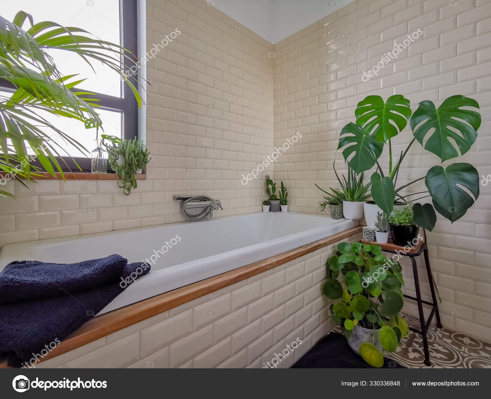 Helles Badezimmer mit U-Bahn-Fliesen und einer Vielzahl grüner