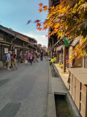 Takayama, Japonya - Mayıs 2019: Gifu bölgesindeki eski geleneksel Japon dağ kasabası Takayama 'nın şehir merkezi.