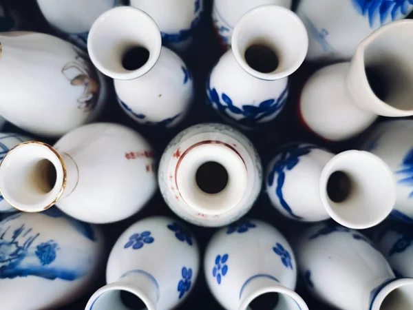 Collection de pichets de saké traditionnels japonais en céramique blanche et bleue ou tokkuri — Photo
