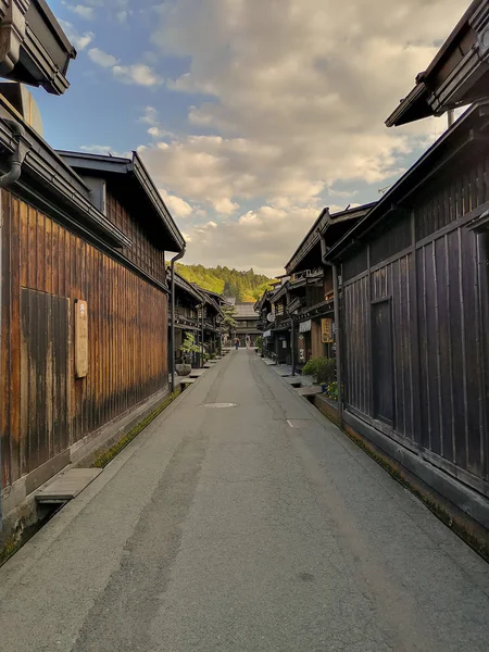 Centre-ville de la vieille ville de montagne traditionnelle japonaise Takayama dans la préfecture de Gifu avec des bâtiments en bois authentiques — Photo