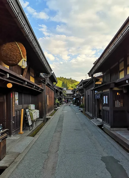 Takayama, Japonsko - květen 2019: Staré tradiční dřevěné domy v centru japonského horského města Takayama v prefektuře Gifu — Stock fotografie