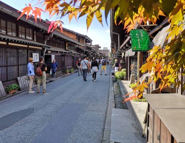 Takayama, Japonya - Mayıs 2019: Gifu bölgesindeki eski geleneksel Japon dağ kasabası Takayama 'nın şehir merkezi.