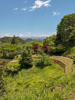 Takayama 'daki panoramik manzara ve Japonya' daki Kitayama Parkı 'ndan Norikura Dağı karla kaplı.