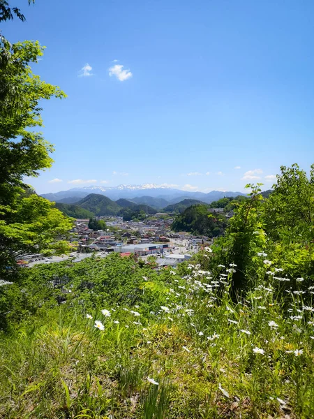 Vue panoramique sur Takayama et le mont Norikura couvert de neige depuis le parc Kitayama, Japon — Photo