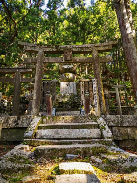 Gealterte Gräber auf dem Okunoin-Friedhof auf dem Berg Koyasan in der Wakayama-Präfektur in Japan, einem Unesco-Weltkulturerbe — Stockfoto