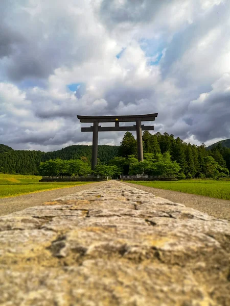 Das weltgrößte Torii-Tor am Eingang der heiligen Stätte der Kumano Hongu Taisha auf dem Kumano Kodo Pilgerweg in Wakayama, Japan — Stockfoto