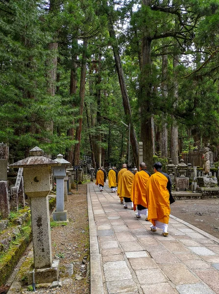 Mönche auf dem 2 km langen Weg mit alten Gräbern auf dem Okunoin-Friedhof zum Mausoleum von Kobo Daishi in der Unesco-Stätte Koyasan, Japan — Stockfoto