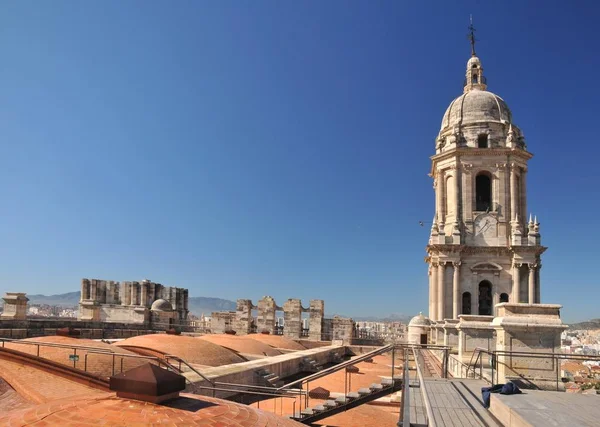 Malaga 'daki katedralin çatısı ve kulesi