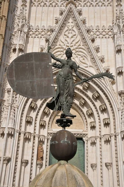 Sevilla 'daki katedrale girmeden önce