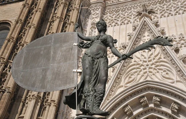 Sevilla 'daki katedrale girmeden önce