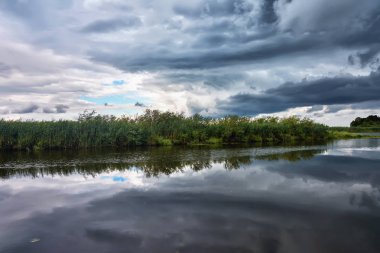 Nehir kıyısında fırtına bulutları.