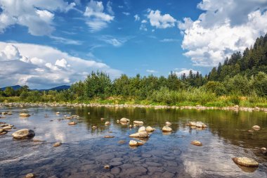 Yatay, dağlar, ağaçlar ve Nehri ön.