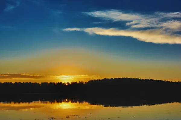 Закат Над Берегом Озера — стоковое фото