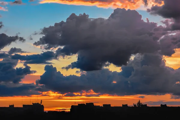 Sylwetki Dachy Domów Miejskich Tle Nieba Chmurami Zachodzie Słońca — Zdjęcie stockowe