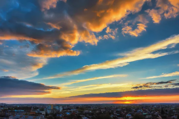 夕方の街に沈む夕日雲と空 — ストック写真
