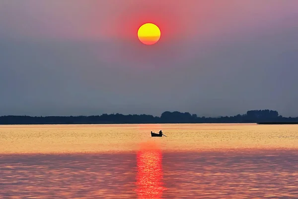 Sunset Lake Silhouette Fisherman Boat Coastline — Stock Photo, Image