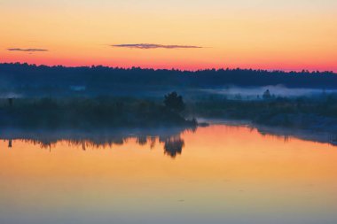Manzara - alacakaranlık Gölü, arka plan ve sis deniz kenarı Ormanda.