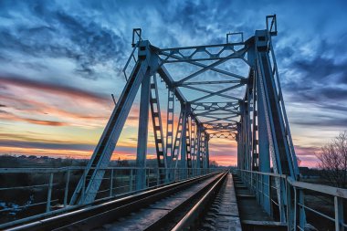 Gün batımında metal Demiryolu Köprüsü.