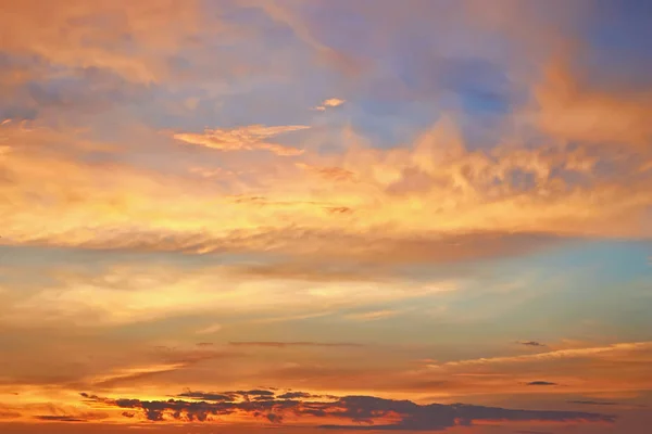 Nuvens Multicoloridas Céu Azul Pôr Sol — Fotografia de Stock