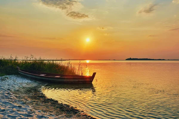 Sonnenuntergang See Fischerboot Ufer — Stockfoto