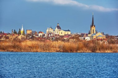 Bahar manzarası - nehir kıyısındaki kiliseler ve tapınaklar (Lutsk şehri, Ukrayna).