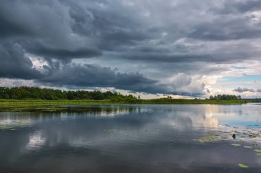 Nehrin üzerinde fırtına bulutları.