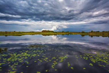 Nehrin üzerinde fırtına bulutları.