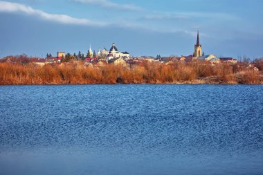 Bahar manzarası - nehir kıyısındaki kiliseler ve tapınaklar (Lutsk şehri, Ukrayna).