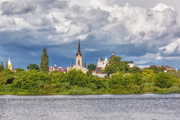 Vårlandskap Kyrkor Och Tempel Stranden Floden Staden Lutsk Ukraina — Stockfoto