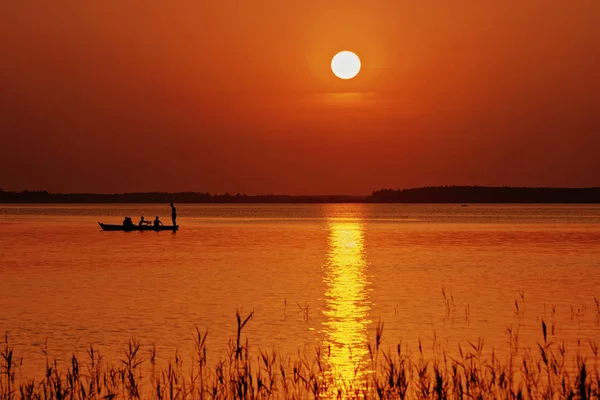 Sunset Lake Sun Silhouette Coastline Boat Vacationers — Stock Photo, Image