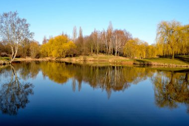 Manzara - Nehir kenarındaki günbatımı parkı.