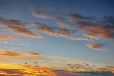 Parça gökyüzü bulutlu gün batımında.