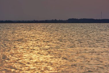 Gölde gün batımı.