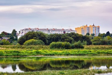 Nehir kıyısında evler ve bulutlu bir günde park yeri.