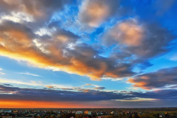 Himmel Och Moln Vid Solnedgången Över Kvällen Stad — Stockfoto