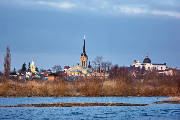 Paisagem Primavera Igrejas Templos Nas Margens Rio Cidade Lutsk Ucrânia — Fotografia de Stock