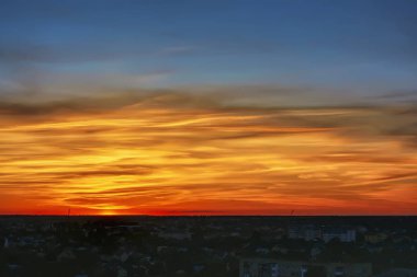 Gün batımında gökyüzü ve bulutlar.