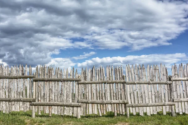 Palisada Przeciwko Błękitnemu Niebu Chmurami — Zdjęcie stockowe